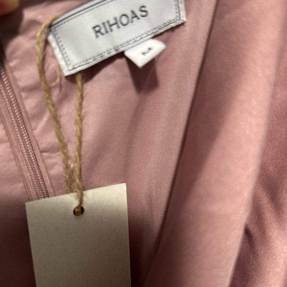 A pink dress in size Medium - Picture 5 of 5